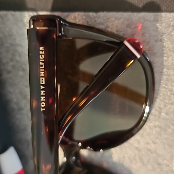 Tommy Hilfiger NWOT tortoise sunglasses Gorgeous! - Picture 3 of 6